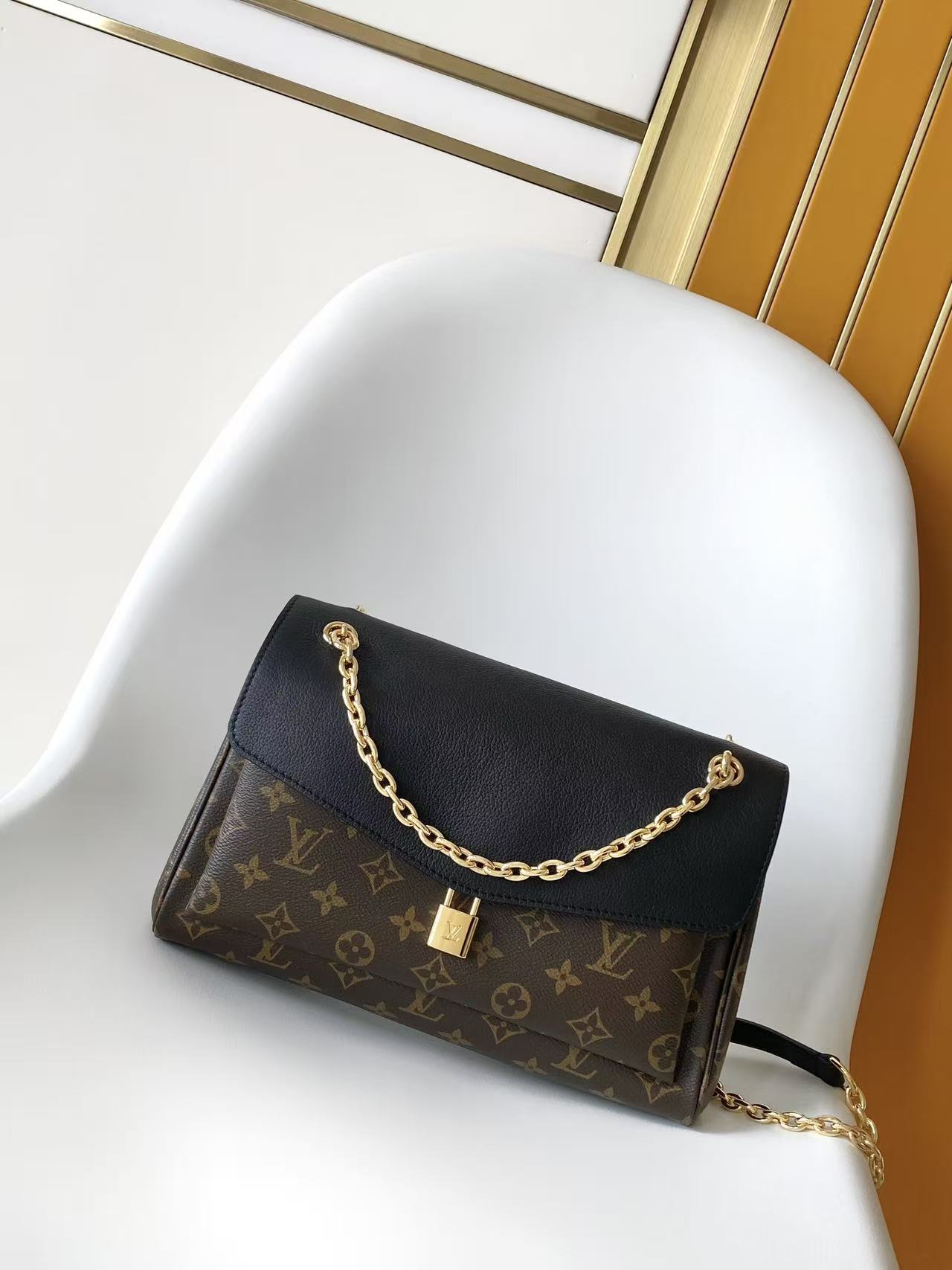 China Replica LV Handbags 132usd Only