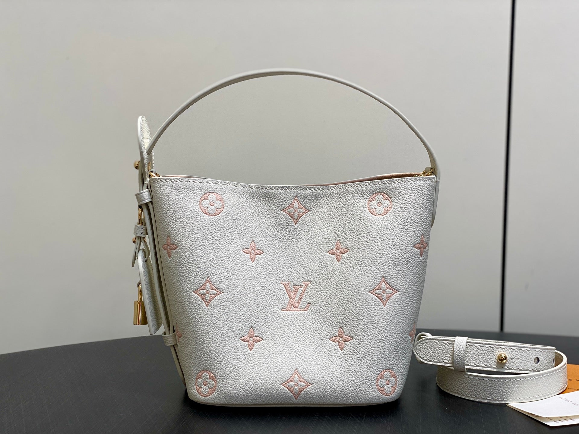 China Replica LV Handbags 162usd Only