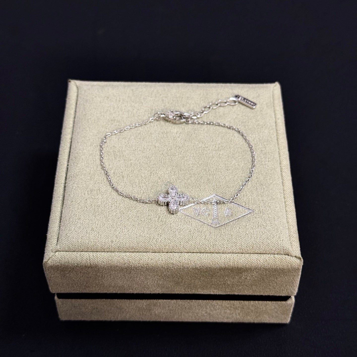 China Replica Van Cleef Arpels Bracelets 48usd Only